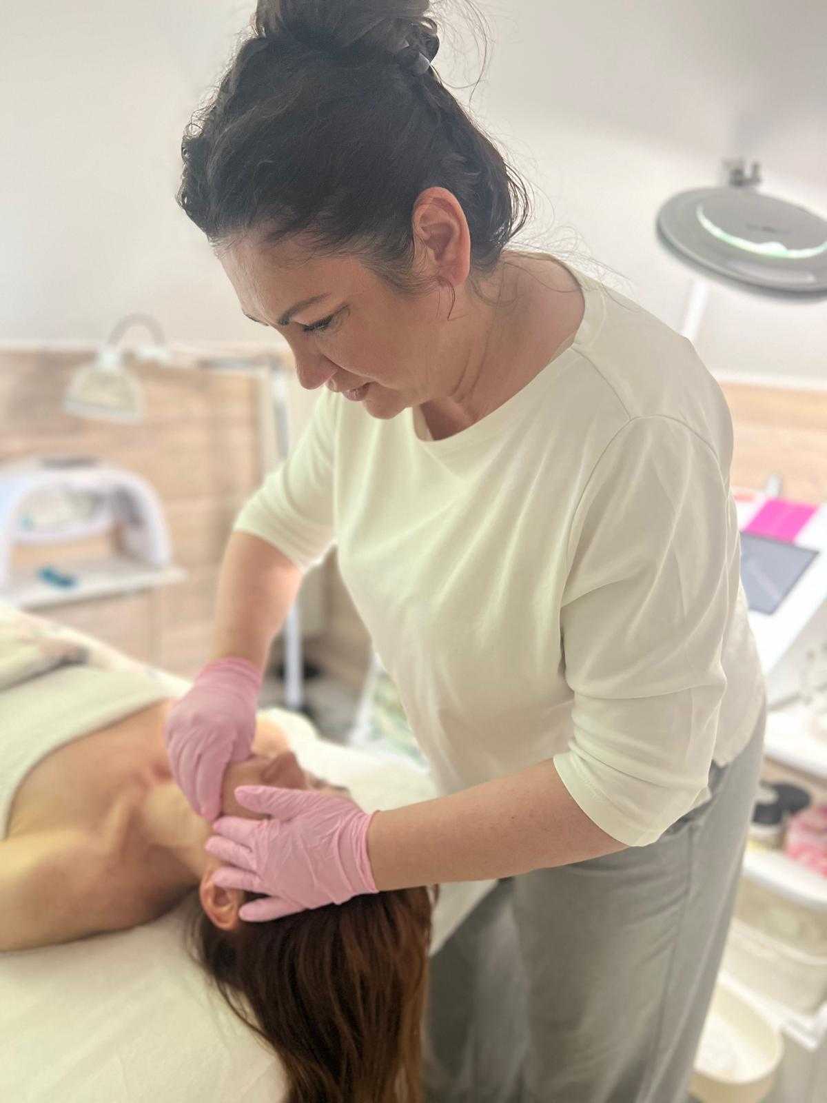 Manualna terapia twarzy